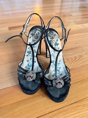 GUCCI Black Velvet Platform T-Strap Tiger High Heel Sandals